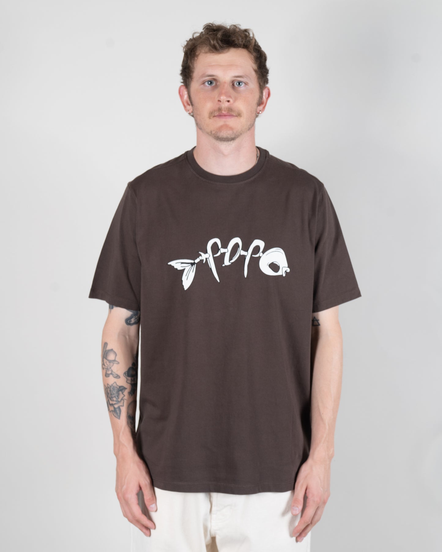 DEAD FISH TEE (BROWN)